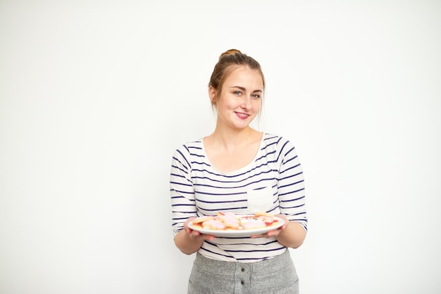 Uśmiechnięty użytkownik z talerzem